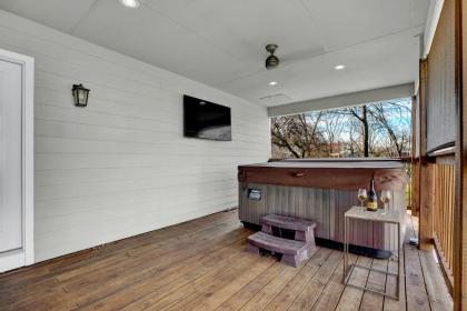 Luxury Home 1 Block To Main With HotTub - image 3