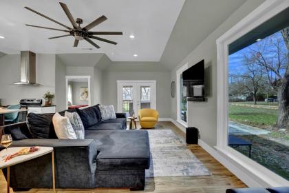 Luxury Home 1 Block To Main With HotTub - image 4