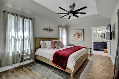 Luxury Home 1 Block To Main With HotTub - image 5