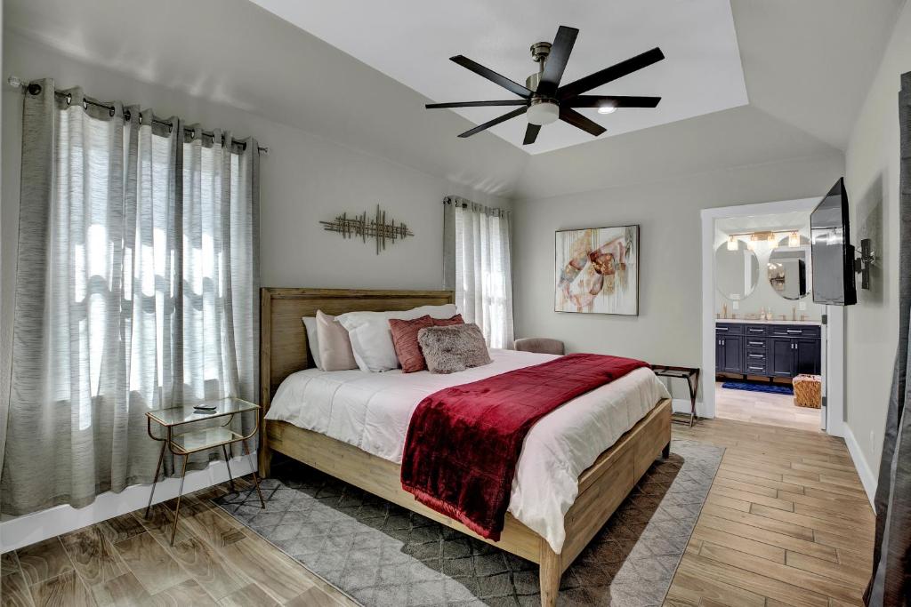 Luxury Home 1 Block To Main With HotTub - image 5
