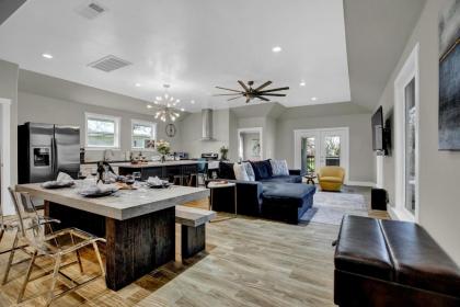 Luxury Home 1 Block To Main With HotTub - image 7