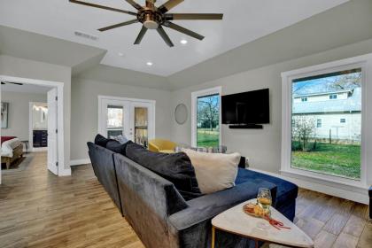 Luxury Home 1 Block To Main With HotTub - image 9