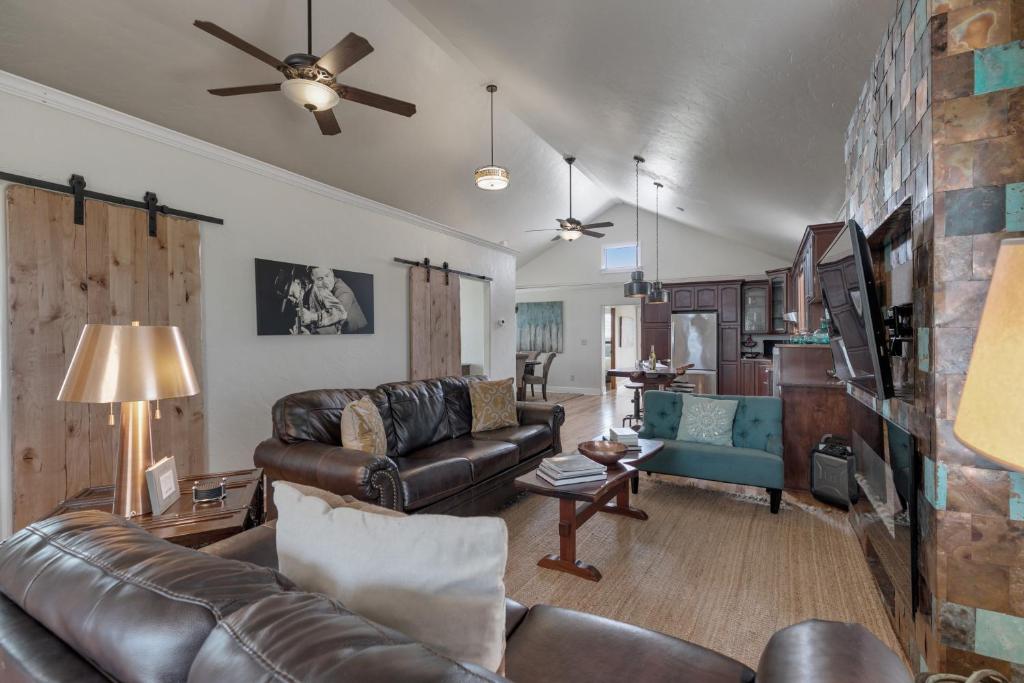 NEW Gorgeous Home with Hot Tub and Grill - main image