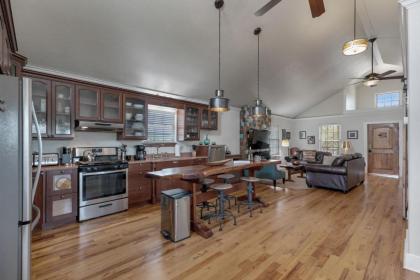 NEW Gorgeous Home with Hot Tub and Grill - image 10