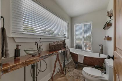 NEW Gorgeous Home with Hot Tub and Grill - image 18