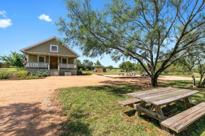 NEW Gorgeous Home with Hot Tub and Grill - image 5