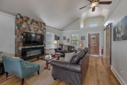 NEW Gorgeous Home with Hot Tub and Grill - image 7