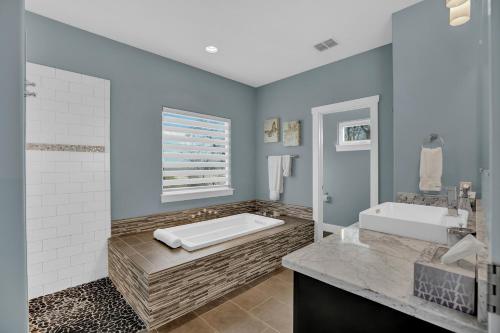 Luxury Cottage with Stunning Views-Spa Bath-Patio - main image