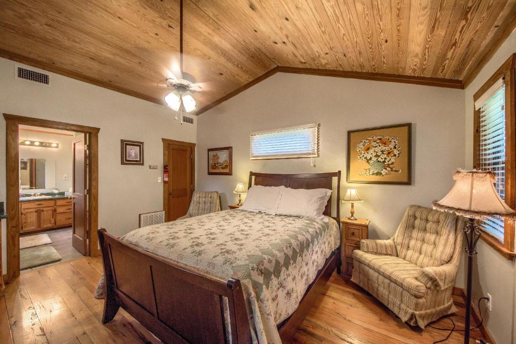 Waldrip Cabin - main image
