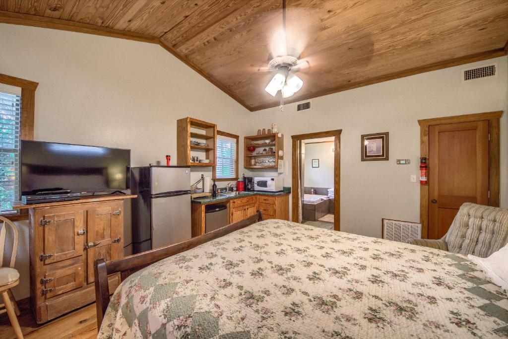 Waldrip Cabin - image 7