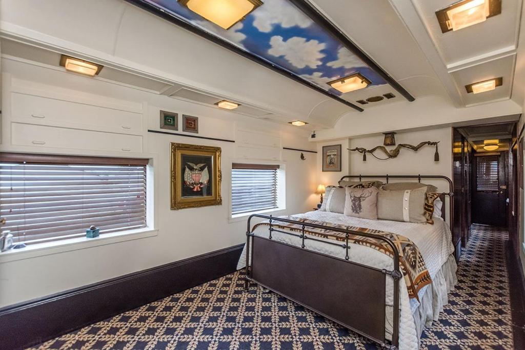 Pullman Train Car - image 7