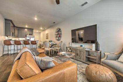 Single Story Condo Less than 1 mile From Downtown