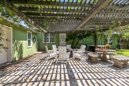 Gorgeous Home 2 Blks from main St with Hottub and Firepit Fredericksburg