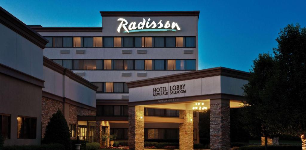 Radisson Freehold - main image