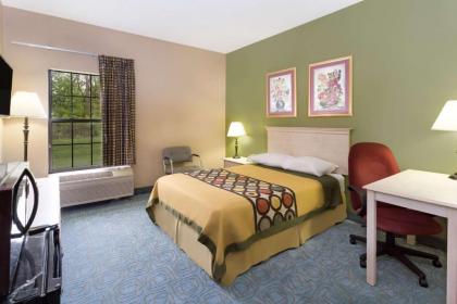 Super 8 by Wyndham Freeport - image 11