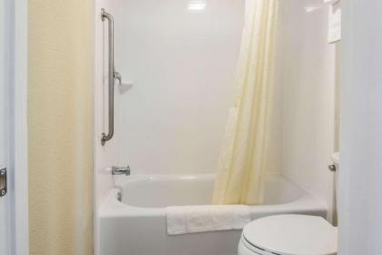 Econo Lodge Freeport - Brunswick Area - image 17