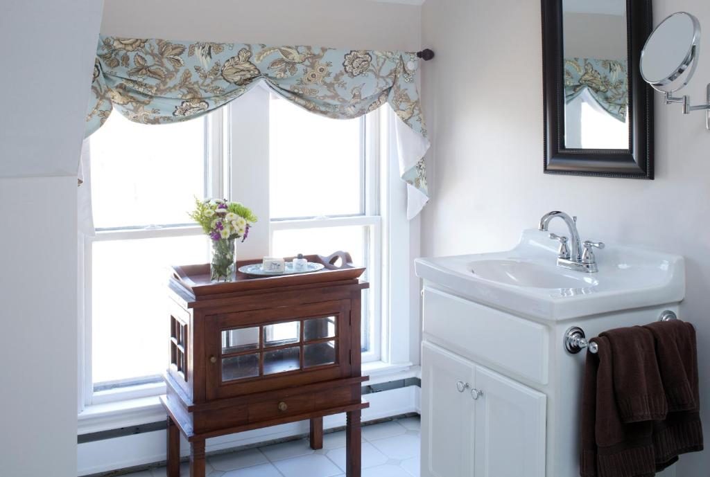 Brewster House Bed & Breakfast - image 7