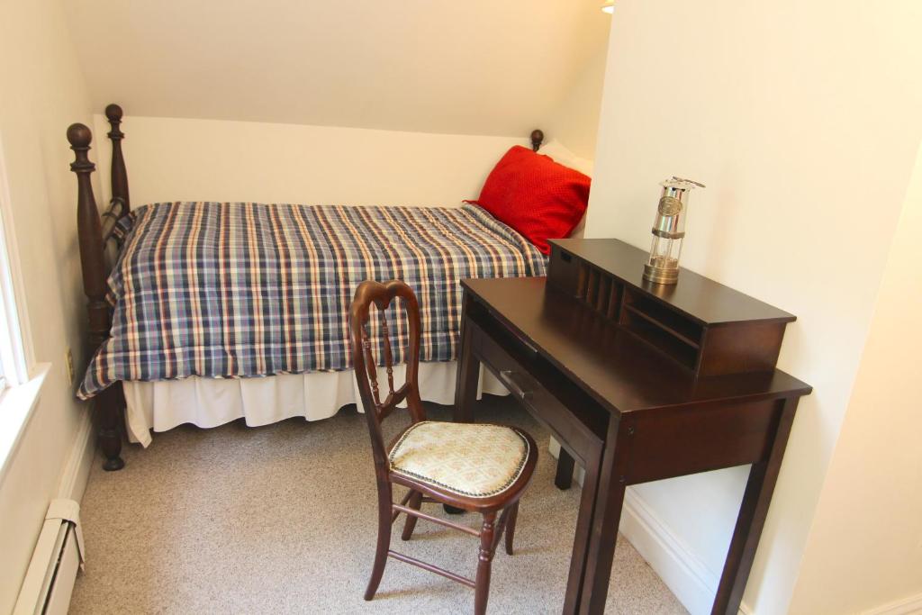 Kendall Tavern Inn Bed and Breakfast - image 2