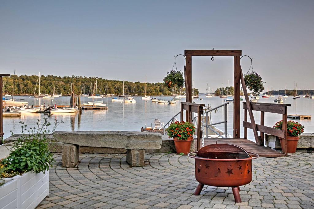 Heron Cottage on Casco Bay with Deck and Dock Access! - image 4