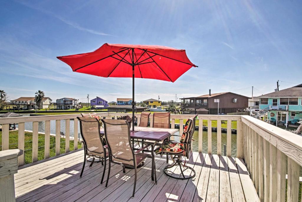 Waterfront Haven with Grill - 9 Mi to Surfside Beach - main image