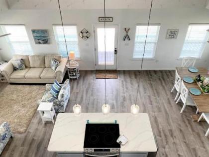 Casita at the Pass - Cute Beach Getaway Filtered Views of Gulf and Bay! - image 4