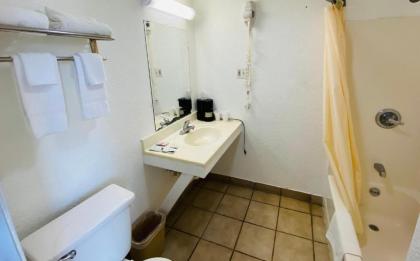 Budget Inn & Suites - image 14