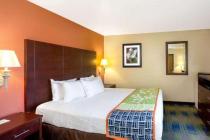 Days Inn by Wyndham Fremont - image 5