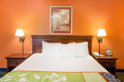 Days Inn by Wyndham Fremont - image 9