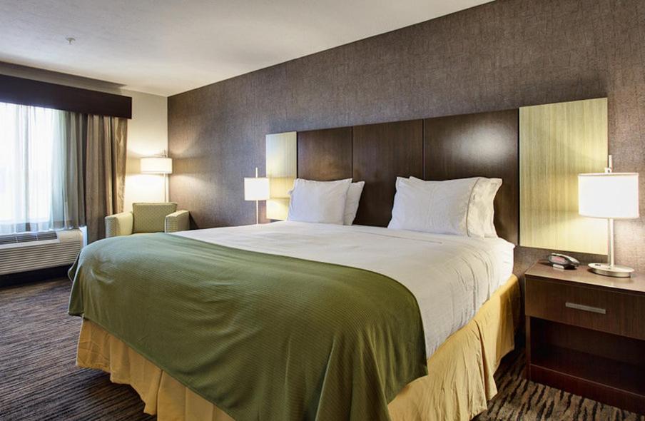 Holiday Inn Express & Suites North Fremont an IHG Hotel - image 3