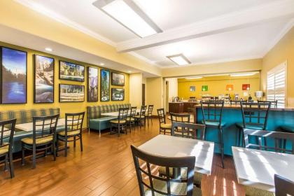 Comfort Suites Fresno River Park - image 8