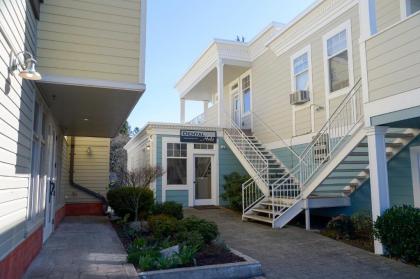 Captain's Quarters Vacation Rental - image 7