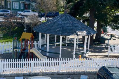 Captain's Quarters Vacation Rental - image 9