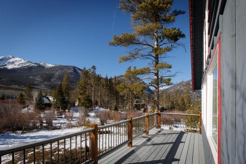 Two-Bedroom Cabin in Frisco - image 3