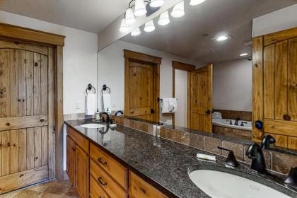 Mountain Retreat on 1st - image 8