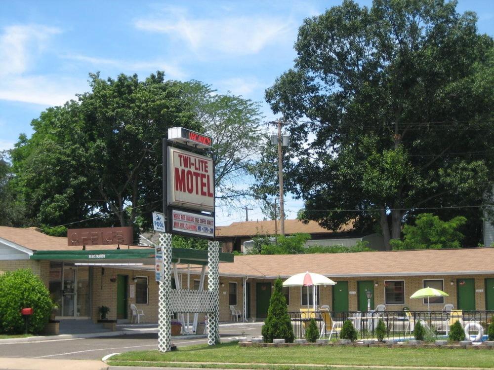 Twi-Lite motel - main image