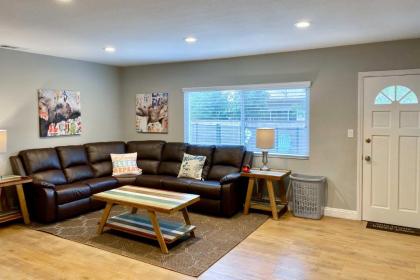 Home with Pool in Quiet Neighborhood   3 mi to Disney Fullerton California