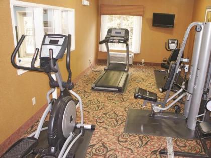 La Quinta Inn & Suites by Wyndham Fultondale - image 9