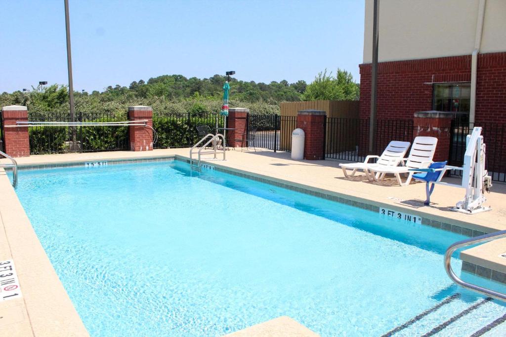 Comfort Inn & Suites - image 6