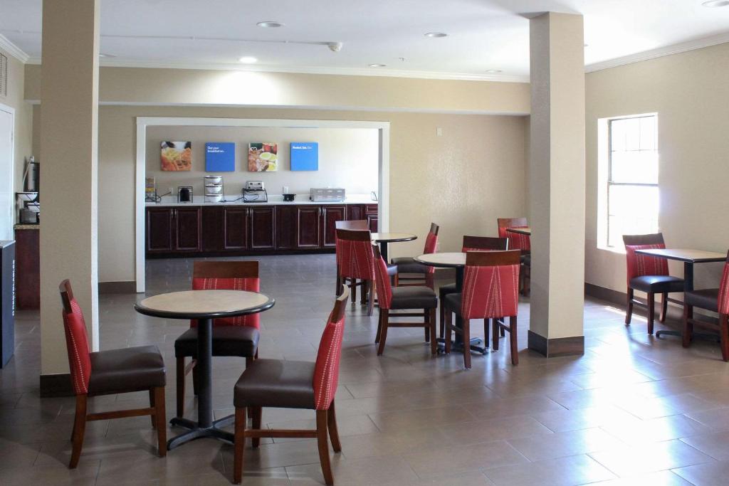 Comfort Inn & Suites - image 7