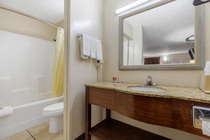 Econo Lodge - image 11