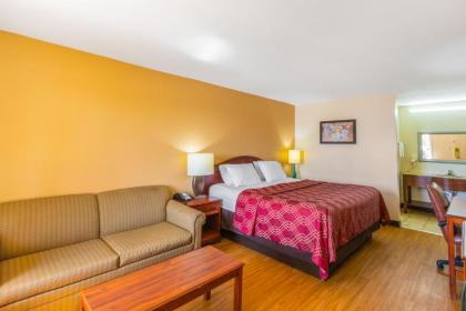 Econo Lodge - image 13