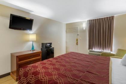 Econo Lodge - image 14