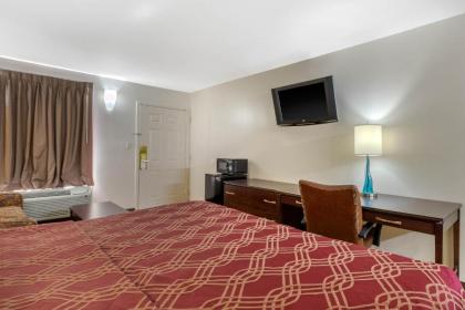 Econo Lodge - image 6
