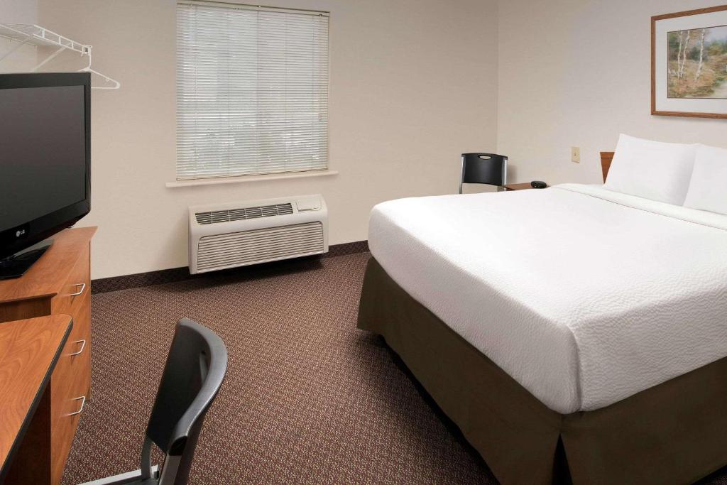WoodSpring Suites Gainesville - image 3