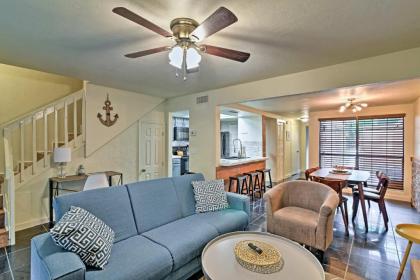 Updated Gainesville townhome with Patio about 3 mi to UF