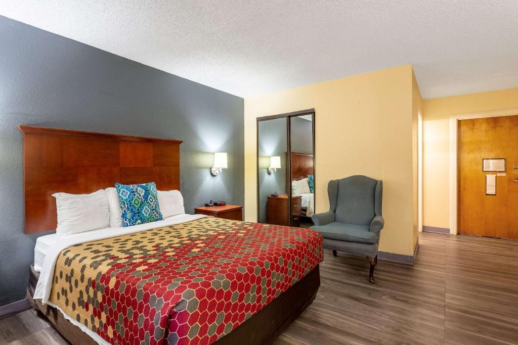 Econo Lodge Gallup - image 7