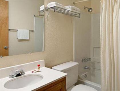 Super 8 by Wyndham Gallup - image 10