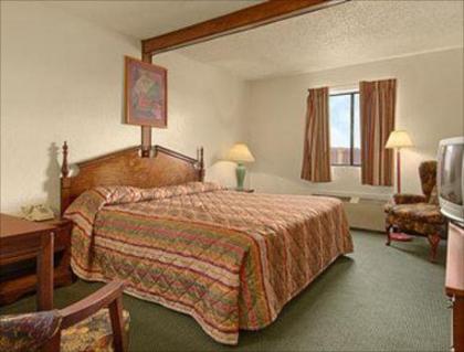 Super 8 by Wyndham Gallup - image 11