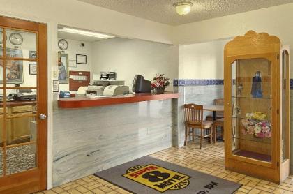 Super 8 by Wyndham Gallup - image 3