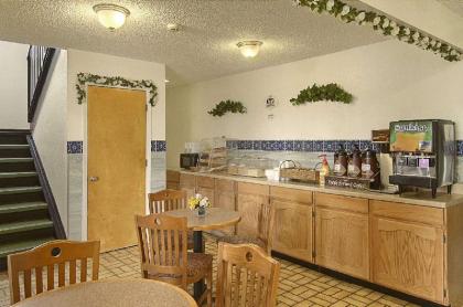 Super 8 by Wyndham Gallup - image 9